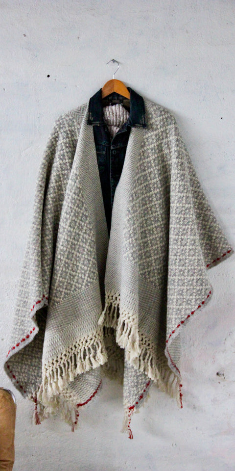 PONCHO MANTEIGAS IN WOOLWHITE, GREY MELEE AND RED