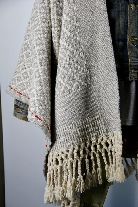 PONCHO MANTEIGAS IN WOOLWHITE, GREY MELEE AND RED