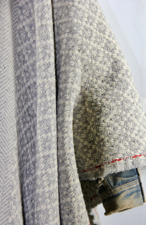 PONCHO MANTEIGAS IN WOOLWHITE, GREY MELEE AND RED