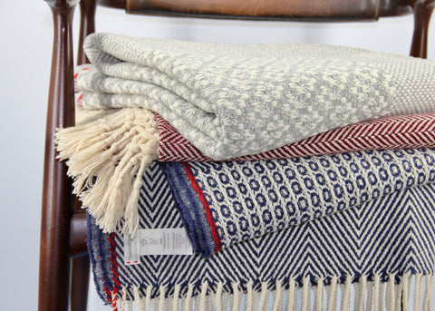 Detail picture of our blankets Manteigas, Belmonte in 2 colors, bored and jeans blue, all with red listing, jacquard pattern, Birds Eye and woven twill. 